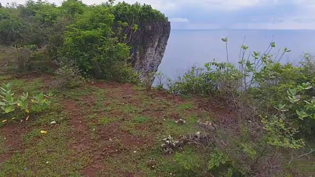 从空中俯瞰巴厘岛的岩石和蓝色海浪视频素材