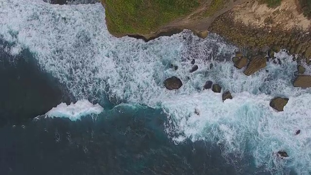 从空中俯瞰巴厘岛的岩石和蓝色海浪视频素材