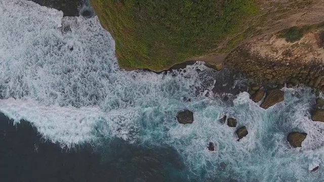 从空中俯瞰巴厘岛的岩石和蓝色海浪视频素材