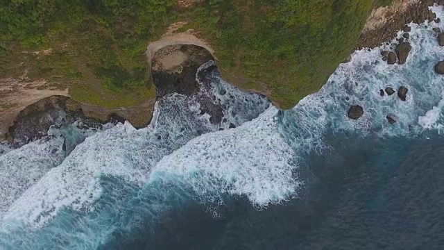 从空中俯瞰巴厘岛的岩石和蓝色海浪视频素材