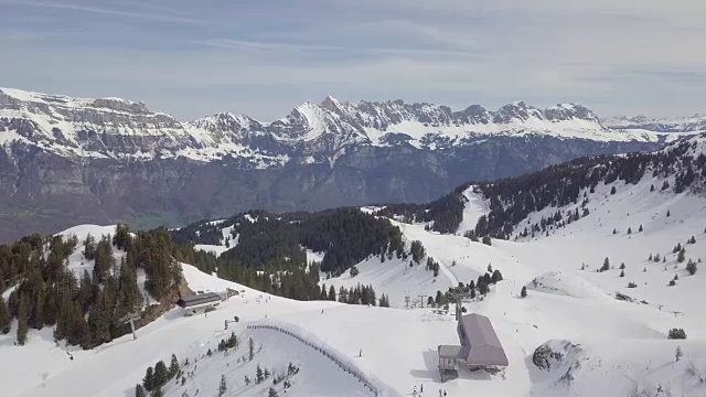 鸟瞰图的Flumserberg滑雪胜地瑞士视频素材