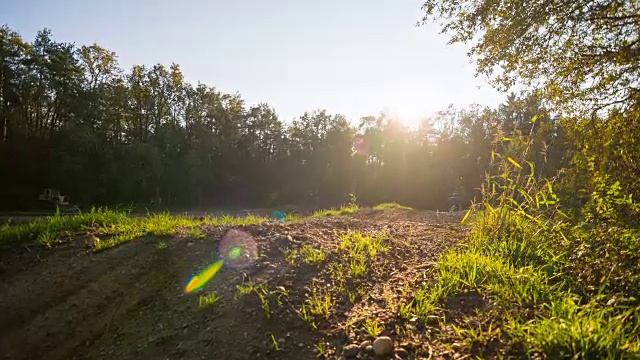 越野摩托车手在土路上跳跃视频素材