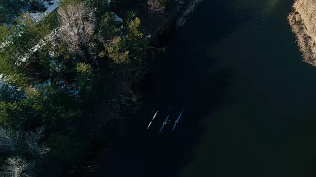 4 k空中镜头。春季在河上旋转三个皮划艇视频素材