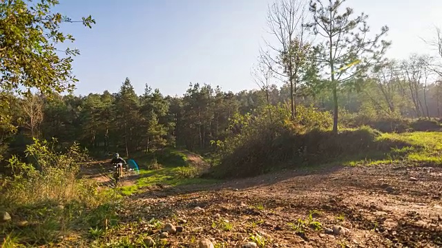 越野摩托车手在土路上跳跃视频素材