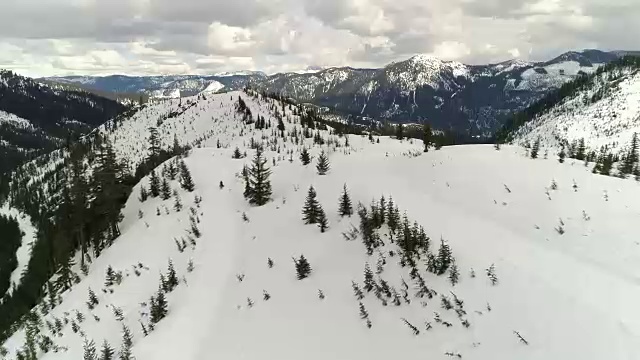 穷乡僻壤荒野山脉雪地摩托空中视频素材