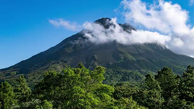 在哥斯达黎加的阿雷纳火山上翻滚的云视频素材