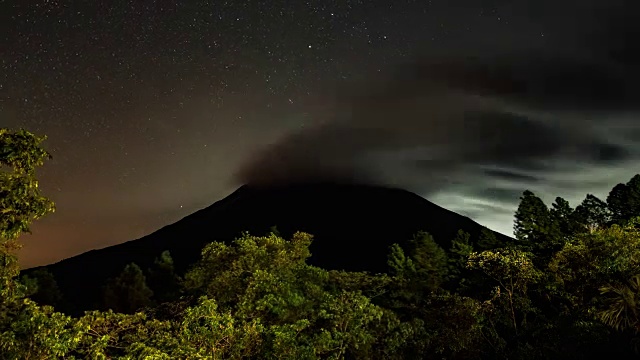 在哥斯达黎加的阿雷纳火山上翻滚的云视频素材