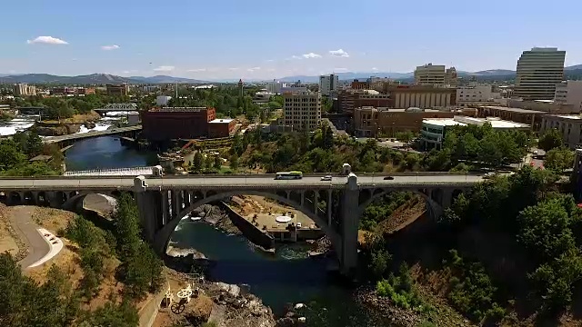 鸟瞰图斯波坎市中心滨河步道十字钟楼视频素材