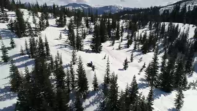 史诗级无人机拍摄男子向雪上摩托冲锋视频素材