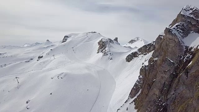 鸟瞰图的Flumserberg滑雪胜地瑞士视频素材