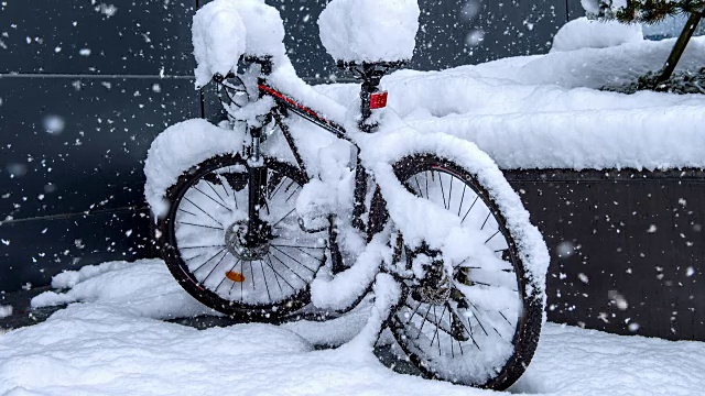 自行车和冬天下雪视频素材