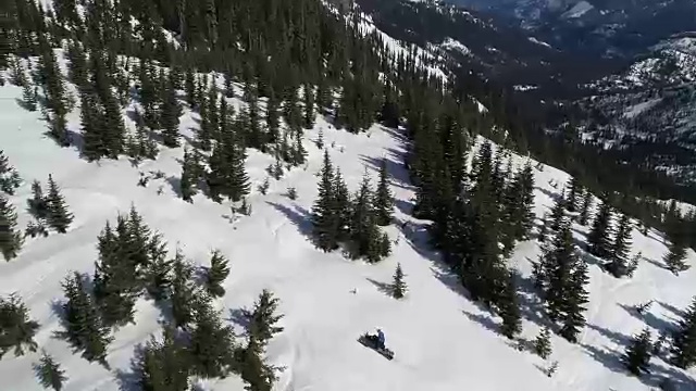 在风景优美的山脊上骑雪地车的男人视频素材