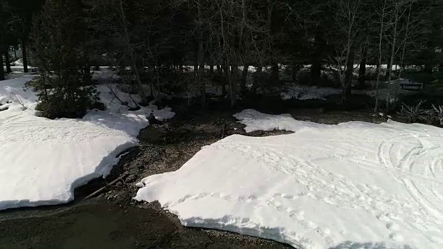 人雪地摩托崎岖的地形湖边视频素材