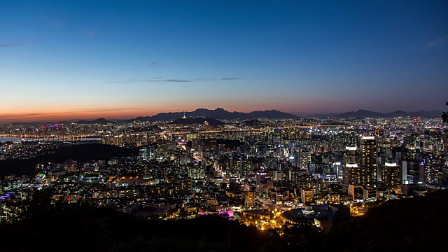 首尔市区夜景及北首尔塔(著名旅游景点)地区视频素材