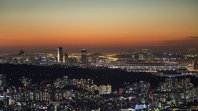 汉城夜景:汉江边的色洲区和悠道区视频素材