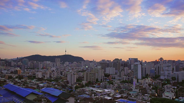 夕阳下的首尔市区景观和梨花壁画村。视频素材