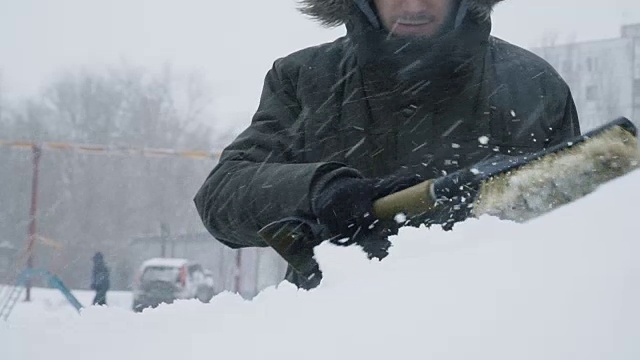 一名男子正在清理车上的积雪视频素材