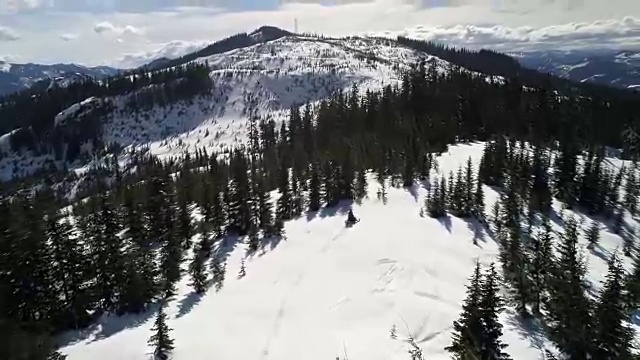 华盛顿斯诺夸尔米山口的雪地摩托探险视频素材