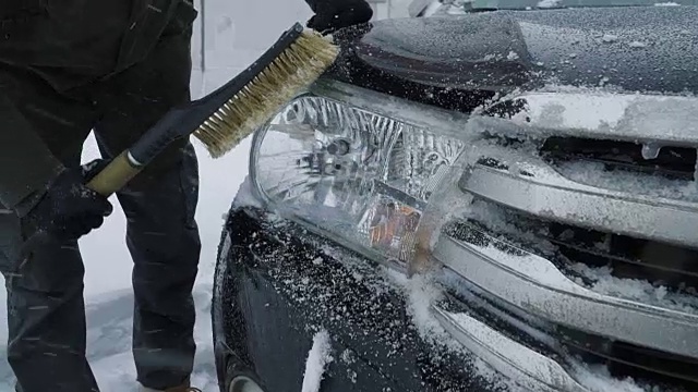 一名男子正在清理车上的积雪视频素材