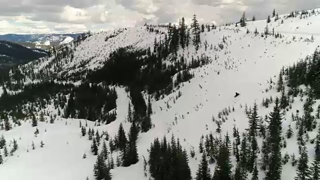 冬季雪山公园的雪车爬坡天线视频素材