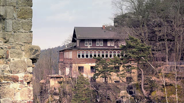 砂岩岩石与旅游餐厅，岩石山丘森林。美丽的山谷景色。视频素材