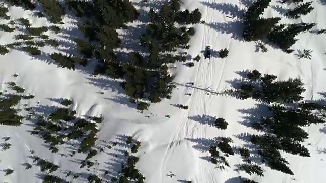 冬季太阳雪地摩托冒险顶视图天线视频素材