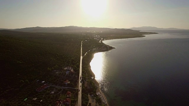 飞越海洋和海岸，沿海滨有公路。Trikorfo海滩,希腊视频素材