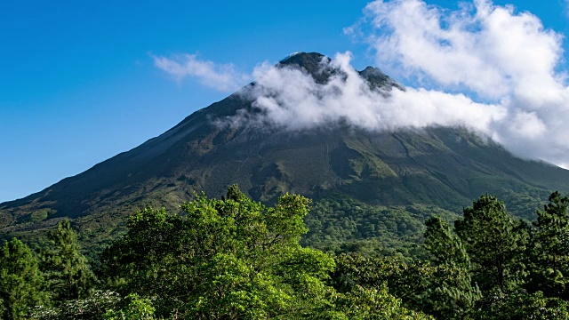 在哥斯达黎加的阿雷纳火山上翻滚的云视频素材