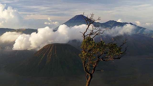 烟雾来自布罗莫火山，这是一个活火山，位于布罗莫腾格塞马鲁国家公园，东爪哇，印度尼西亚视频素材