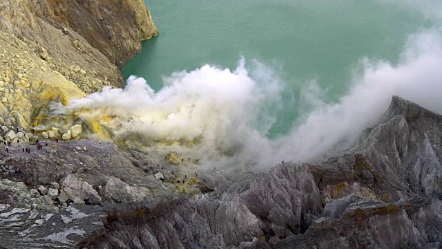 全景式拍摄的来源元素硫在边缘的绿松石色酸性火山口湖。伊真火山，东爪哇，印度尼西亚视频素材