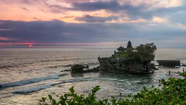 缩小拍摄的塔娜Lot寺庙在日落时间。印尼巴厘岛视频素材