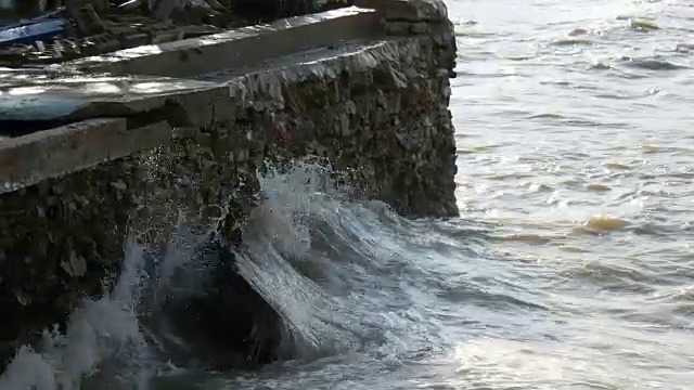 海浪拍打着多岩石的海岸。美丽的南海浪视频素材