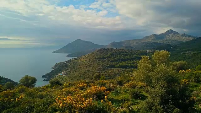 在阳光明媚的希腊埃伊纳岛上空飞行。视频素材