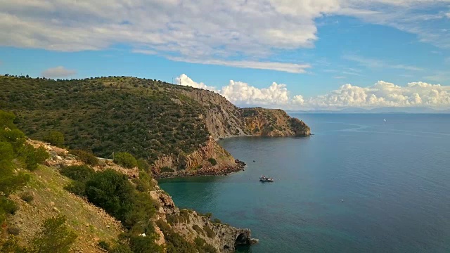 空中全景的山和海在埃伊纳岛，希腊在阳光明媚的一天与戏剧性的天空。视频素材