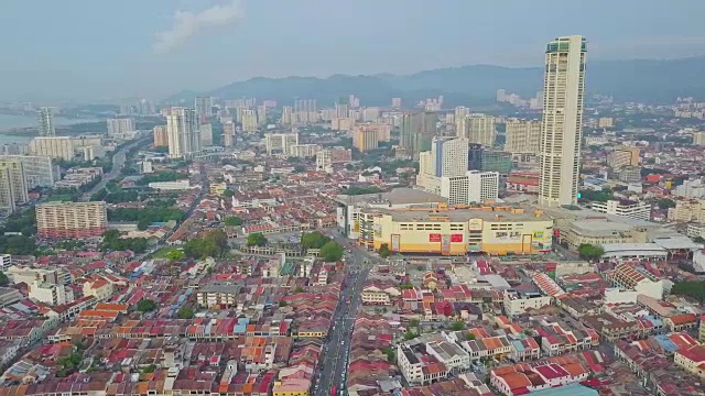 鸟瞰图乔治镇和Komtar塔，槟城遗产位于马来西亚半岛西北海岸视频素材