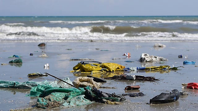 海流中的污染物把垃圾拖到海滩上。近距离视频素材