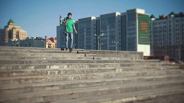 带着滑板下楼梯的年轻人视频素材