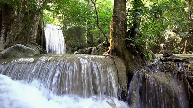 美丽的森林深处的瀑布在热带雨林雨林的亚洲。泰国四面湾瀑布，4K分辨率视频素材