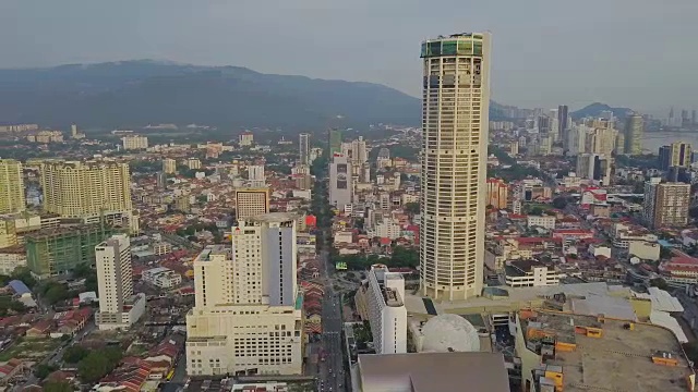 鸟瞰图乔治镇和KOMTAR塔槟榔屿最高的摩天大楼，遗产槟榔屿位于马来西亚半岛的西北海岸视频素材