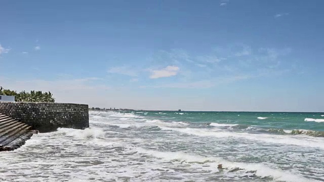 海浪冲击着海岸防护工程视频素材