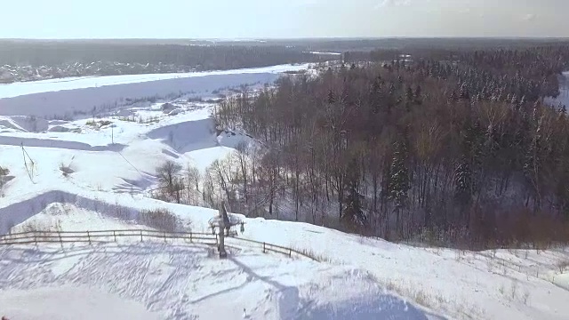 滑雪场冬季滑雪时人们在雪坡上滑雪的鸟瞰图。用于滑雪和单板滑雪的滑雪电梯。无人机拍摄的雪山冬季活动视频素材