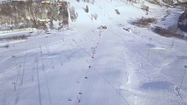 冬季滑雪场空中景观雪坡带滑雪电梯。冬季活动的豪华滑雪度假村无人机视图视频素材