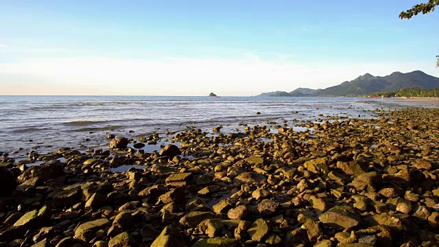 美丽的日落在热带海滩和海洋景观。泰国昌岛。4 k的决议视频素材