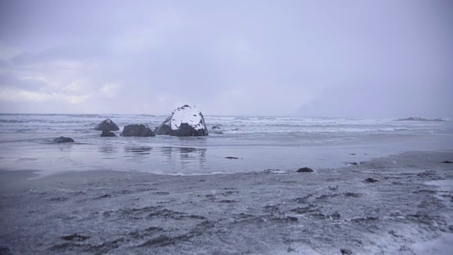 罗弗敦群岛。在海滩的雪岩全景视频下载