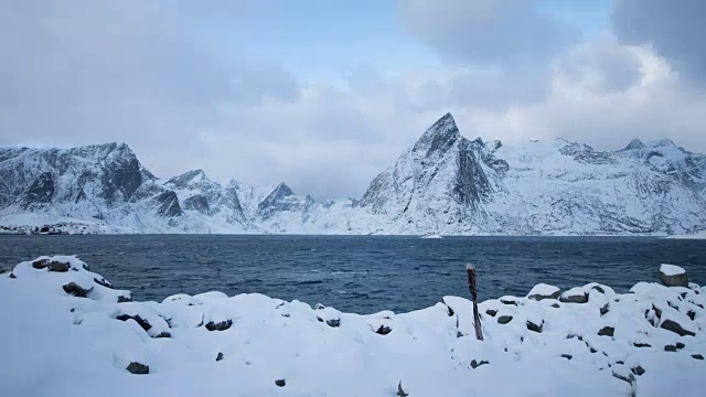 罗弗敦群岛。雪，湖和山的时间推移视频下载