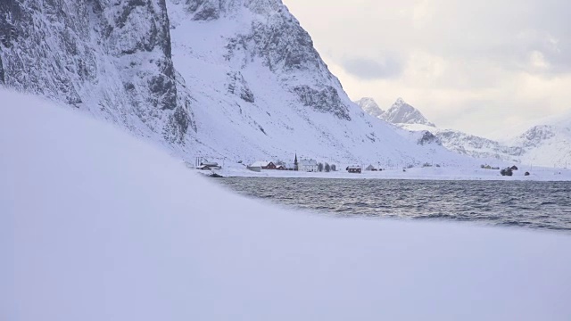 罗弗敦群岛。雪和小镇在海岸trasfoco视频下载