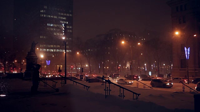 晚上，人们在城市建筑前用铁铲铲雪视频素材