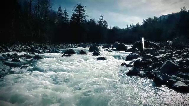 空中飞行的河流急流程式化的慢动作视频素材