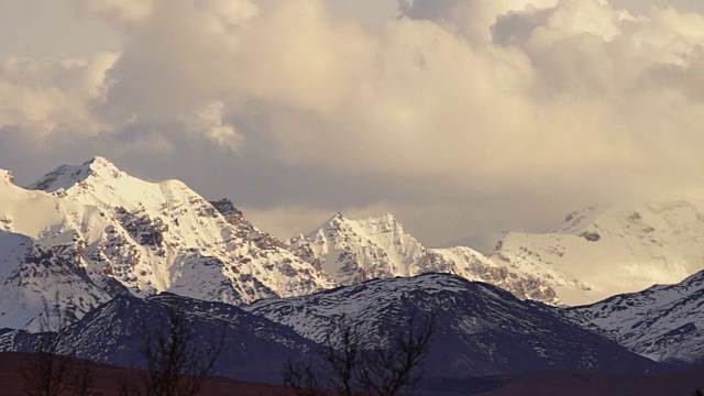 云在阿拉斯加山脉的高峰上翻滚视频素材