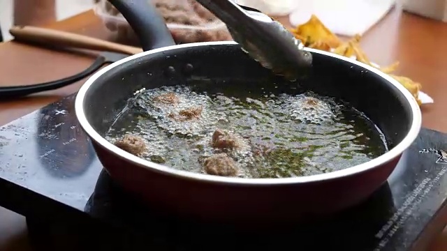 用热油锅炸猪肉视频素材